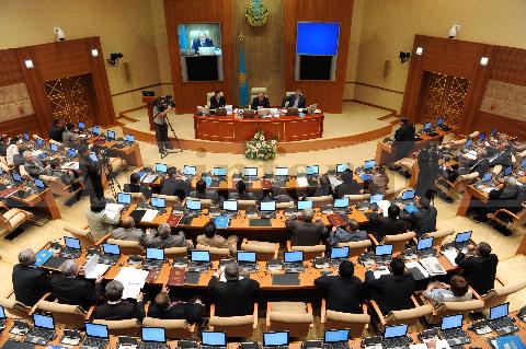 Мәжіліс жерді сату мен жалға беретін заңды тоқтатты