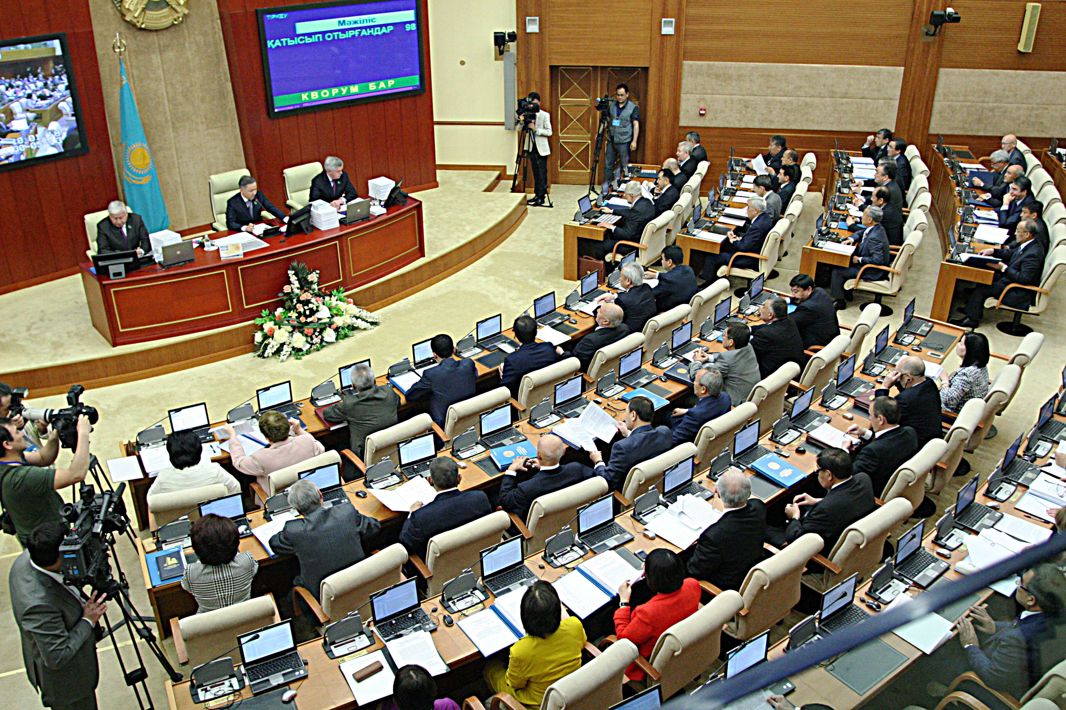 Jańa Parlament kimderden jasaqtalýy tiis?