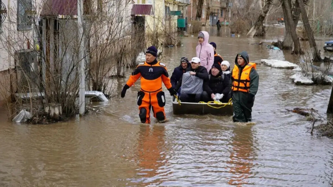 قازمۇنايگاز ەلدەگٸ سۋ تاسقىنى سالدارىن جويۋ ٷشٸن قۇتقارۋشىلاردى وتىنمەن جەدەل قامتاماسىز ەتۋدە