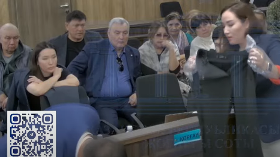 Advokattar Saltanat Núkenovanyń qaiǵyly oqiǵa bolǵan kúngi kiimderin kórsetti