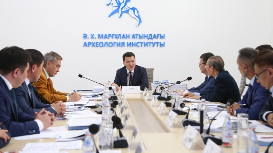 Qazaqstan tarihynyń kóptómdyǵyn daiyndaýǵa 300-den astam eńbek enedi - Erlan Qarin
