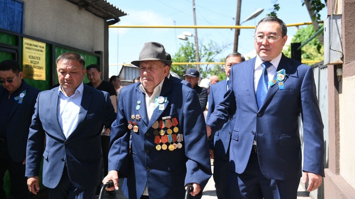 مارات سۇلتانعازيەۆ ۇلى وتان سوعىسىنىڭ ارداگەرلەرٸن جەڭٸس كٷنٸمەن قۇتتىقتادى