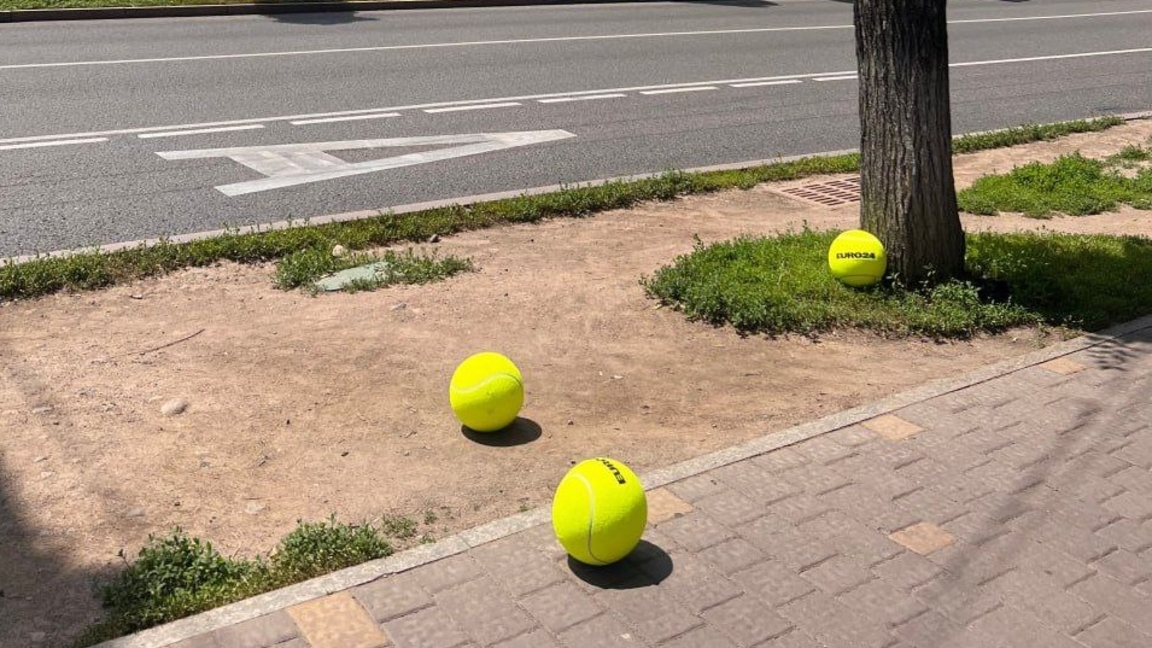Almaty kóshelerinde jumbaq tennis doptary qaptap tur