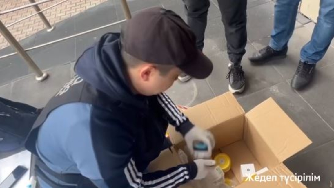 "Kosmetika dep jasyrǵan": Almaty oblysynda er adam shetelden poshtamen esirtki aldyrtqan