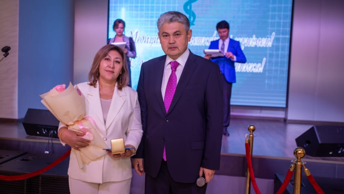 Akim VKO Ermek Kosherbaev vrýchil nagrady meditsinskim rabotnikam regiona