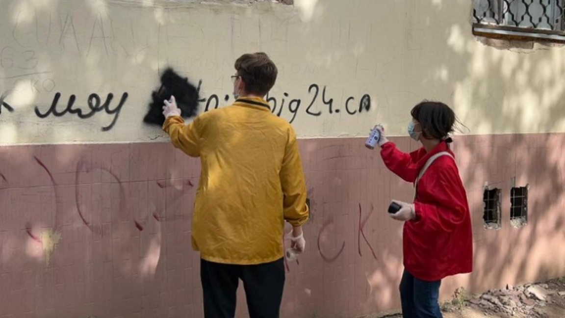 Astananyń Baiqońyr aýdanynda esirtkini jarnamalaityn graffitter óshirdi