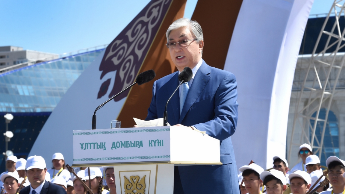 Toqaev qazaqstandyqtardy Dombyra kúnimen quttyqtady