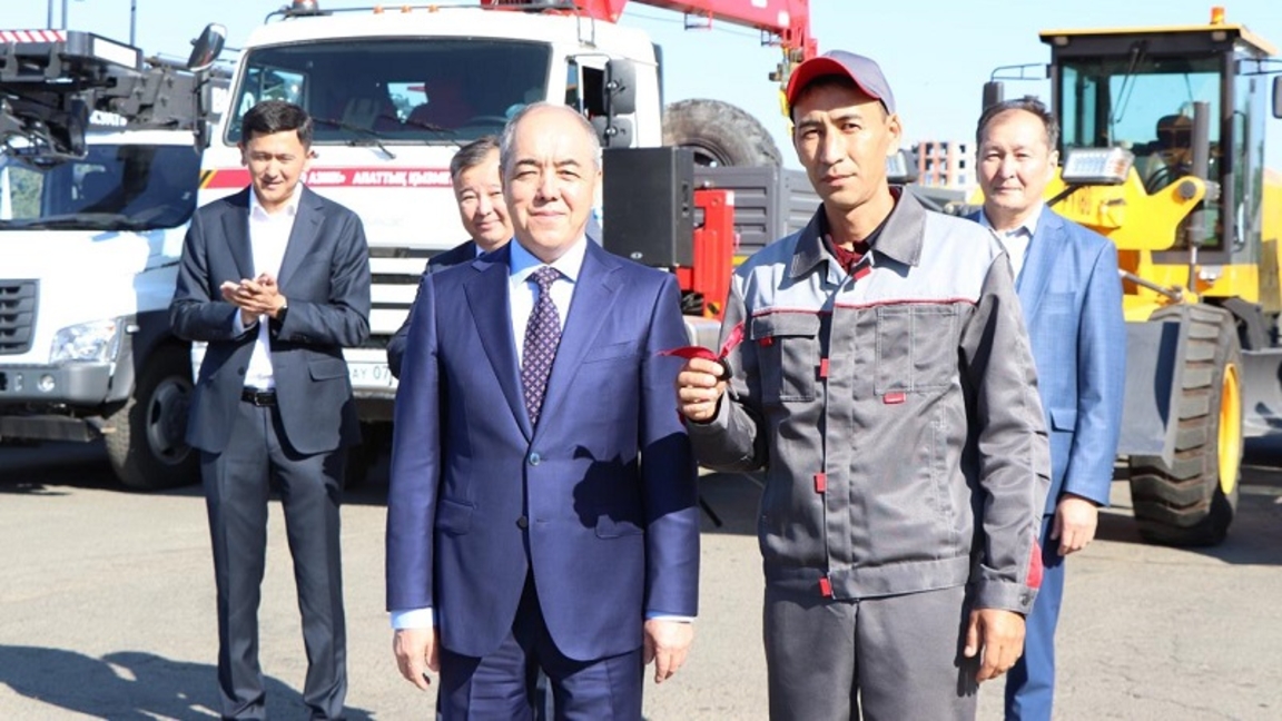 بقو ەكٸمٸ كوممۋنالدىق سالا قىزمەتكەرلەرٸنە 58 ارنايى تەحنيكانىڭ كٸلتٸن تابىستادى
