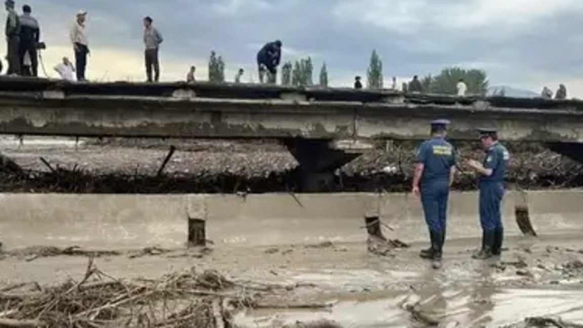 قىرعىزستاندا تاعى دا سەل جٷردٸ: بٸر بالانىڭ دەنەسٸ تابىلدى