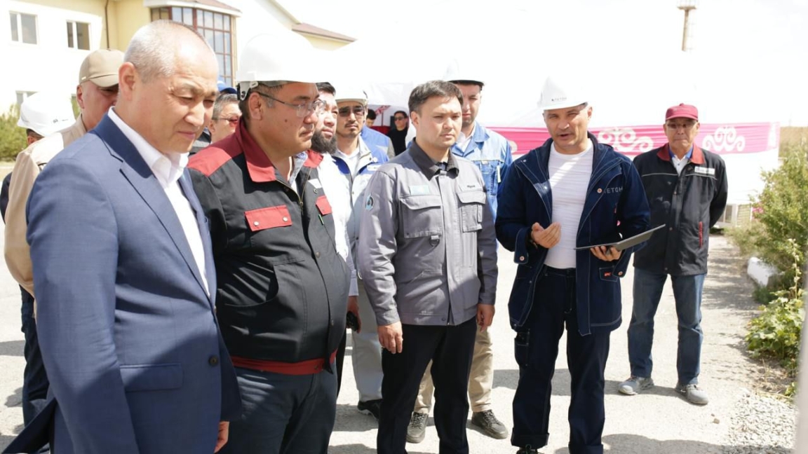 قمگ باسشىسى مەن مەجٸلٸس دەپۋتاتى جاڭاٶزەندەگٸ گاز ٶڭدەۋ زاۋىتىن تەكسەردٸ