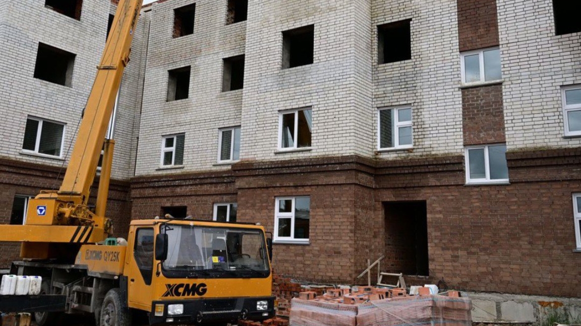 Soltústik Qazaqstandaǵy Beskól aýylynda bes qabatty úi salynyp jatyr
