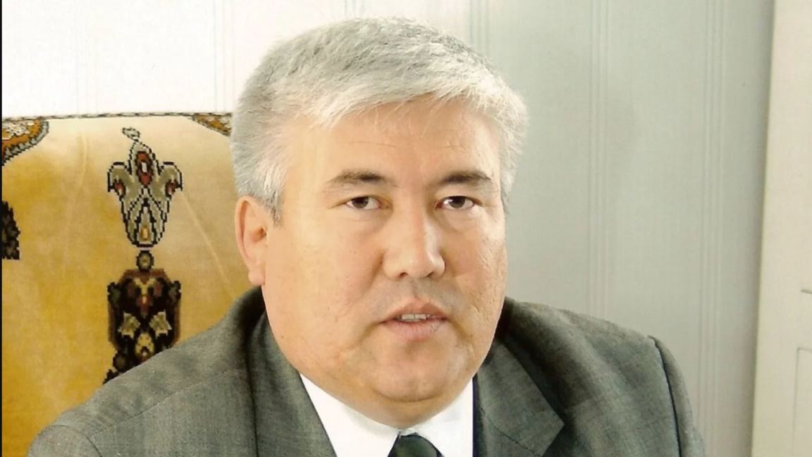 كوللەدج ديرەكتورى گرانت بەرەمٸن دەپ پارا العان كەزٸندە ۇستالدى