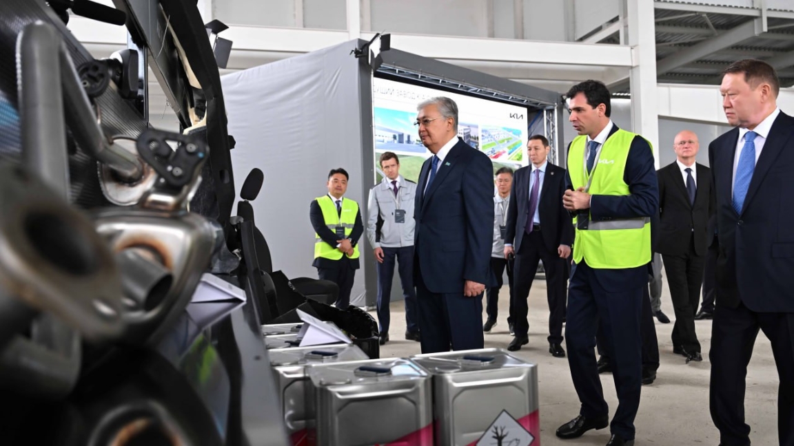 Prezident KIA avtomobil zaýytynyń qurylysymen tanysty