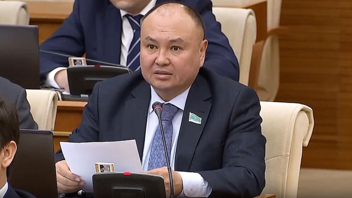 “بولاشاق ۇرپاعىمىزدى قارىزعا بەلشەسٸنەن باتىرامىز”: ەرلان سايىروۆ بيۋدجەت جوباسىن سىنادى