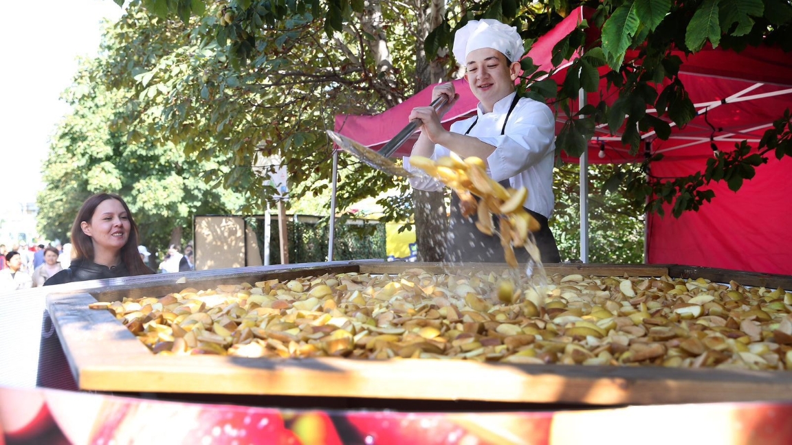 گيننەستٸڭ رەكوردى: الماتىدا Apple Fest فەستيۆالٸندە 1700 ليتر الما كومپوتى دايىندالدى