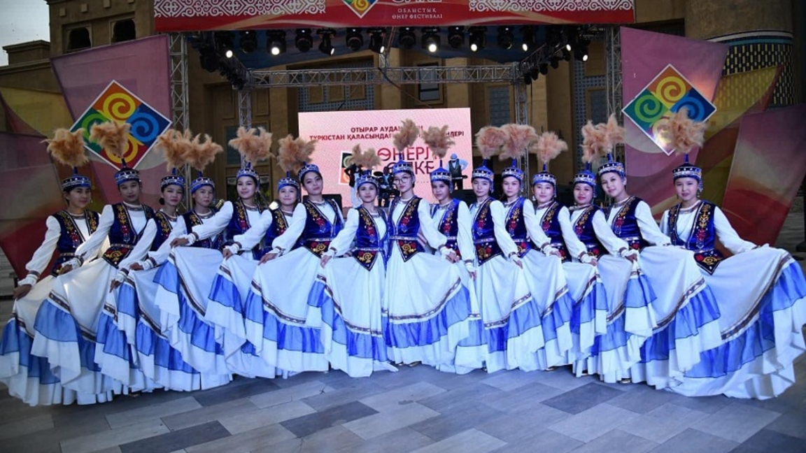 «Ónerli ólke»: Otyrar ónerpazdary túrkistan tórinde kontsert ótkizdi