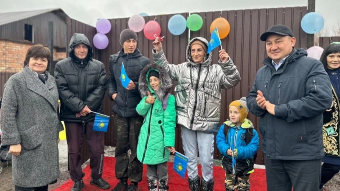 Nakanýne Dnia Respýbliki Kazahstan kliýchi ot novyh domov polýchili jiteli raiona Altai Vostochno-Kazahstanskoi oblasti