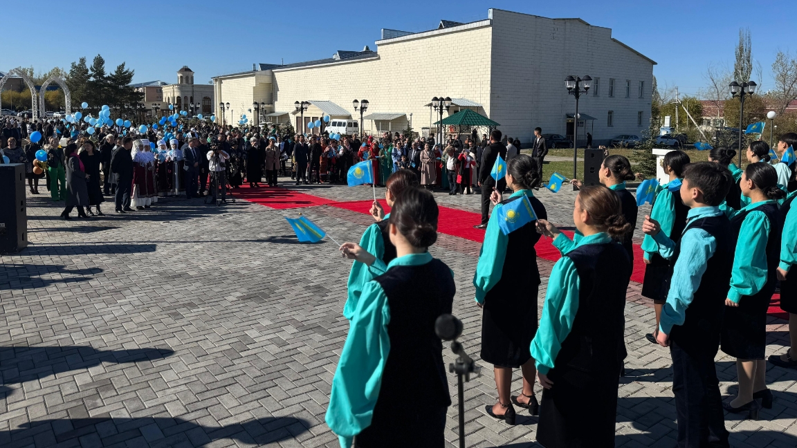 ەسٸك قالاسىندا مەملەكەتتٸك تۋ كٶتەرۋ سالتاناتتى رەسٸمٸ ٶتتٸ