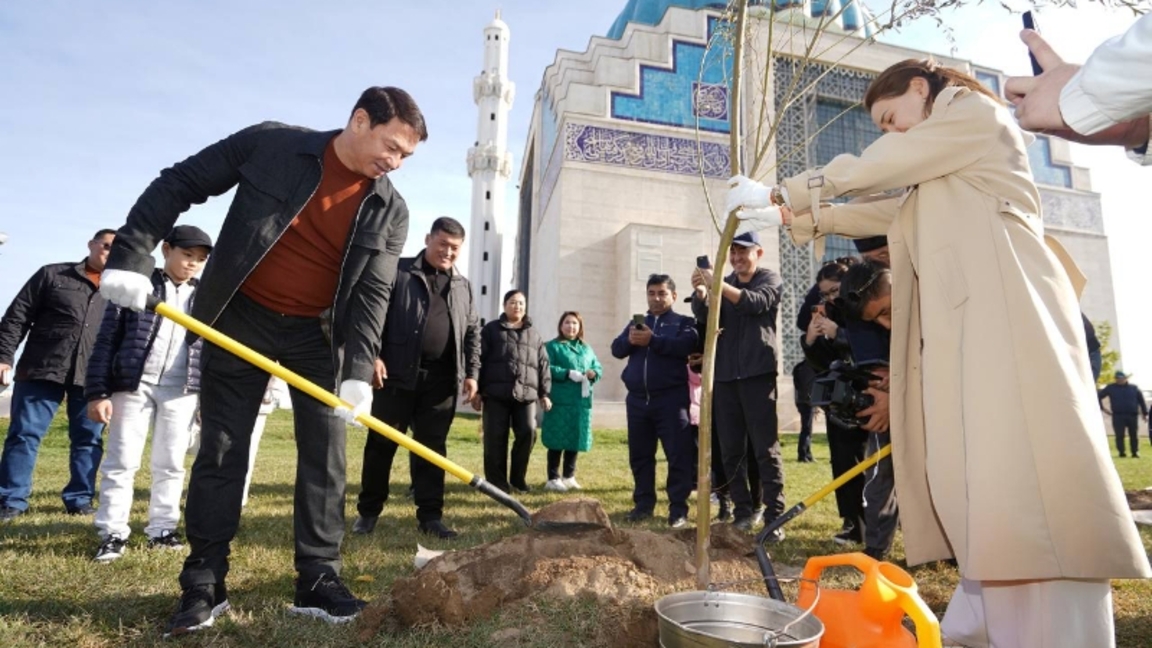 تٷركٸستاندا رەسپۋبليكا كٷنٸنە وراي 100 تٷپ اعاش وتىرعىزىلدى