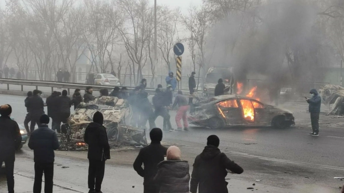 "Qańtar" oqiǵasynda bólimshege jetkizilgenderdi azaptaǵan politsei sottaldy