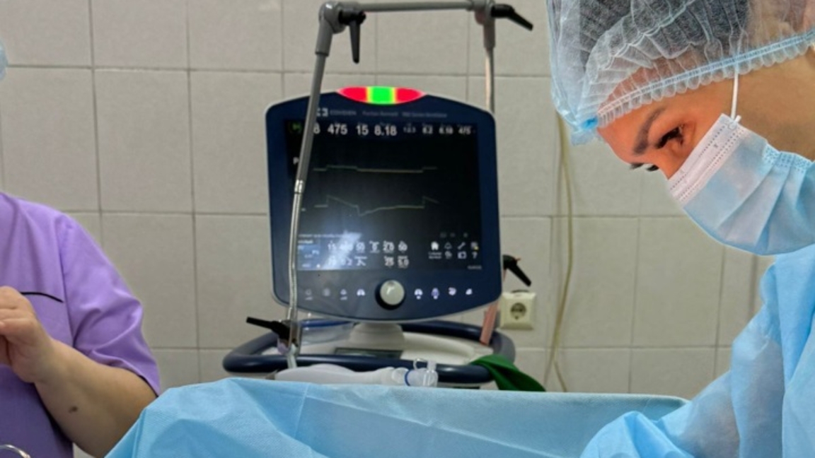 Almaty kópsalaly klinikalyq aýrýhanasynyń dárigerleri 6 kilogrammdyq jatyr miomasyn alyp tastady
