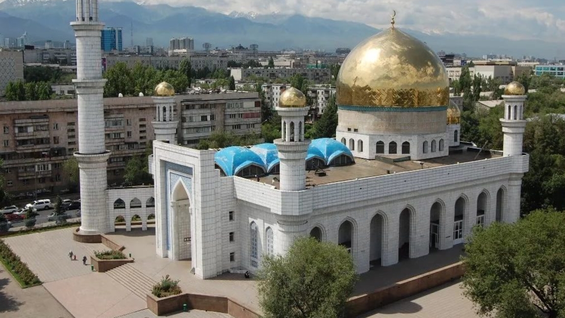نامازىن وقۋ كەزٸندە جولدى جاۋىپ, باسقا ادامدارعا زييان تيگٸزۋگە بولمايدى
