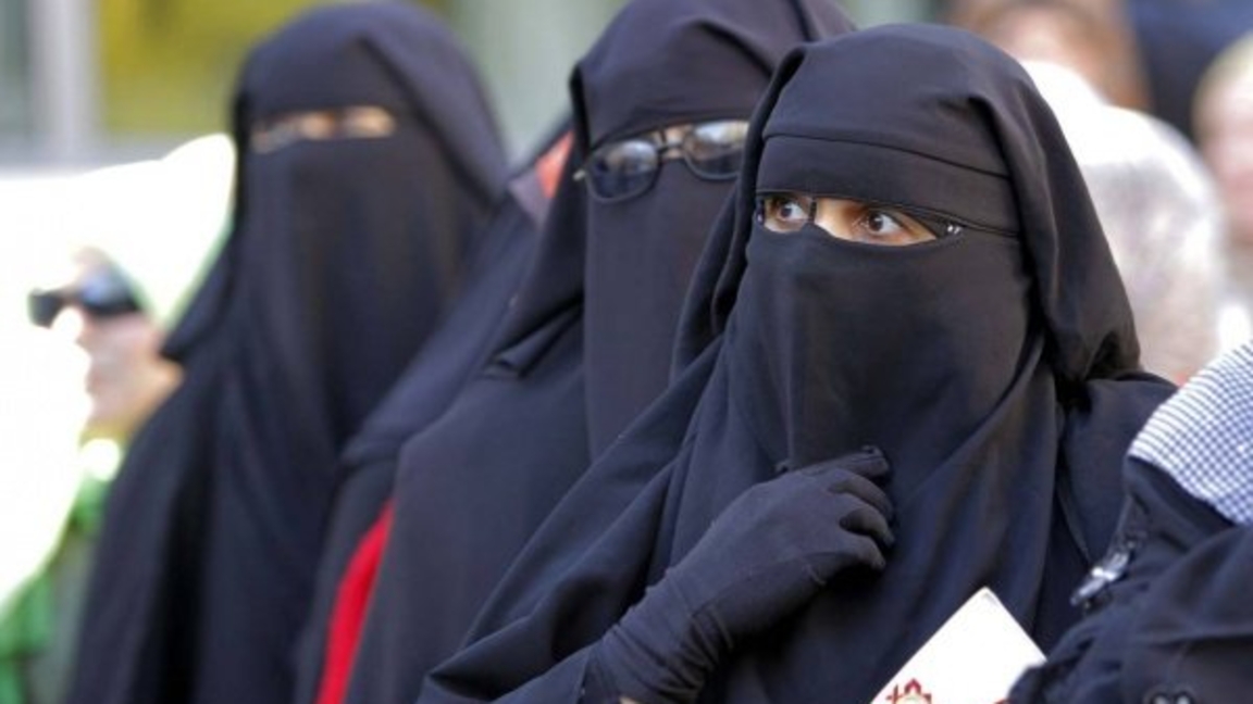 شۆەيتسارييادا پارانجا مەن نيقاب كييۋگە تىيىم سالىندى