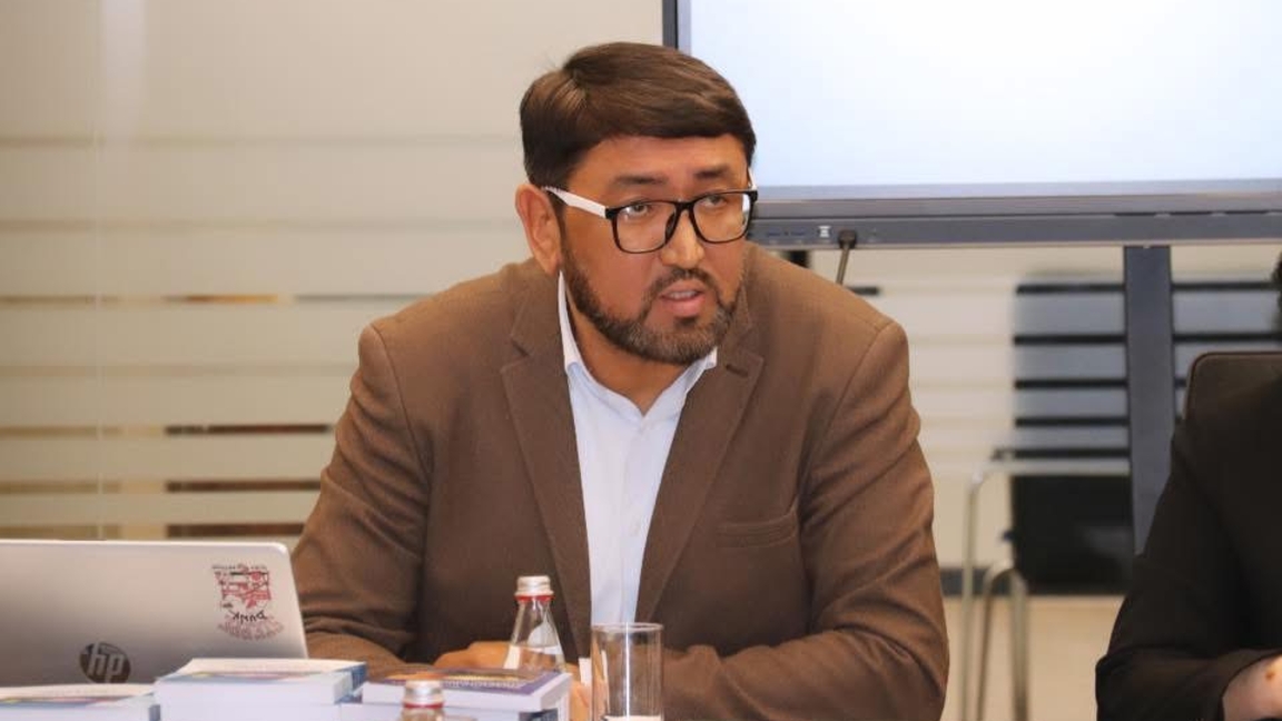 ٷكٸمەتتٸڭ كەڭەيتٸلگەن وتىرىسىندا قانداي مەسەلەلەر قارالۋى مٷمكٸن? — ساياساتتانۋشى مايگەلدينوۆ پٸكٸر بٸلدٸردٸ