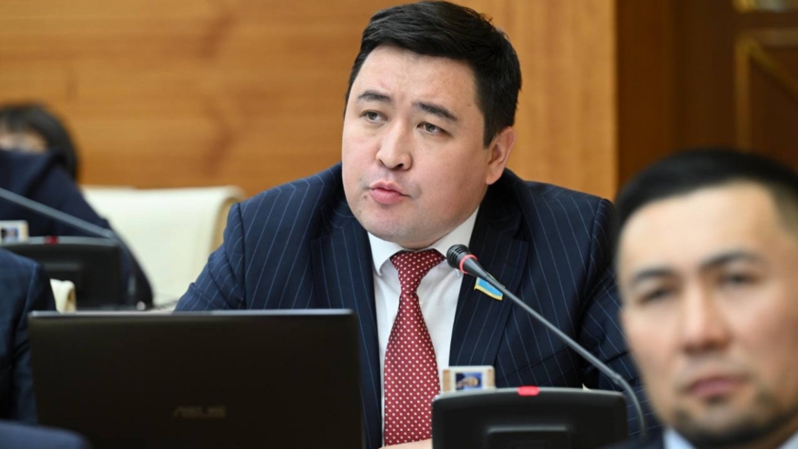 Taksister shyǵynǵa batýy múmkin – depýtat Sársenǵaliev májiliste dabyl qaqty