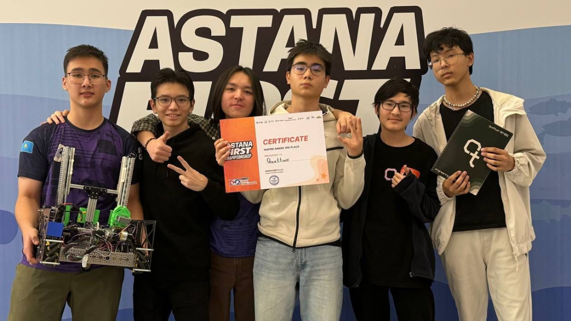 Komanda Quatuor prodemonstrirýet býdýshee robototehniki na festivale «Gorod rabochih professii» v Astane