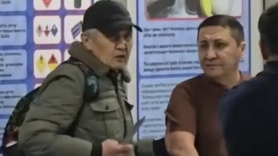 الماتى ەۋەجايىنداعى وقيعا: ەر ادام پىشاقتى قالاي الىپ كٸرگەن