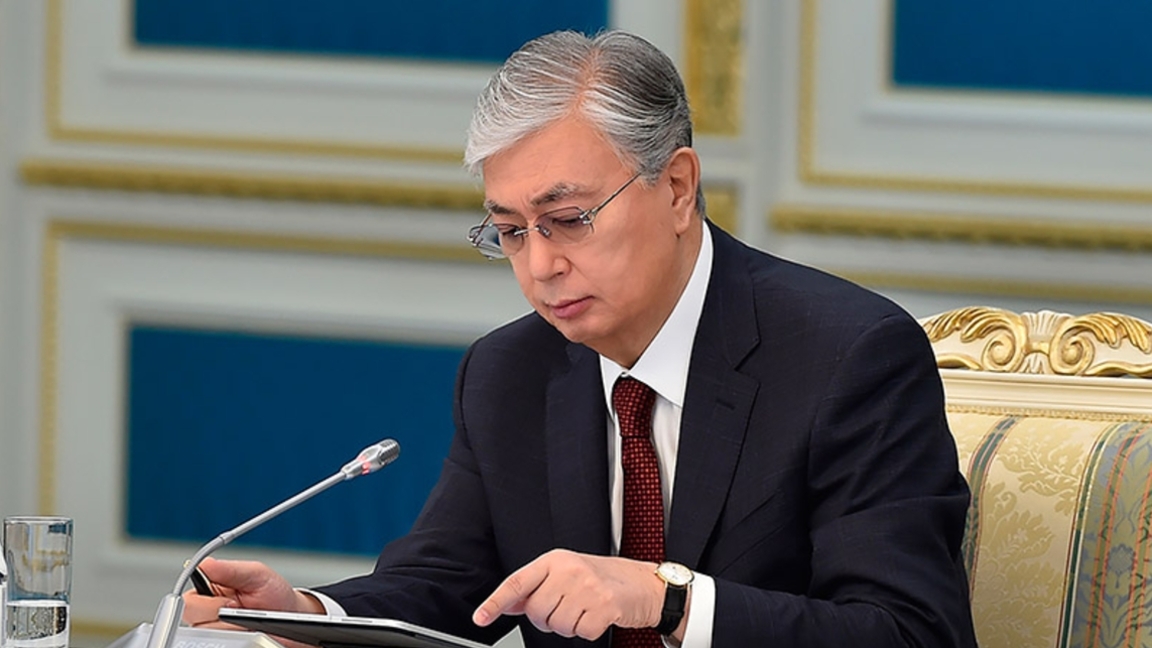 توقاەۆ بٸر توپ عالىمدى ماراپاتتادى