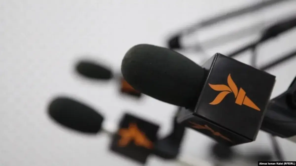 «Azattyq radiosynyń» jaqtastary Qazaqstannyń memlekettik BAQ-taryn jabýdy talap etýde
