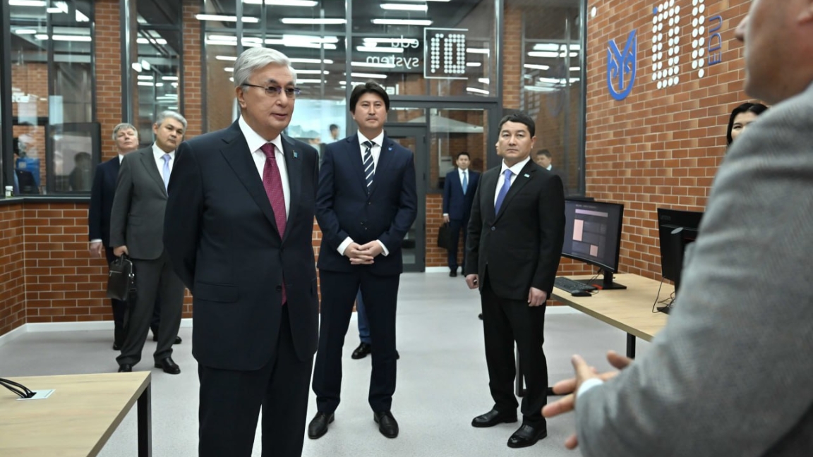 مەملەكەت باسشىسى Yessenov Technopark قىزمەتٸمەن تانىستى