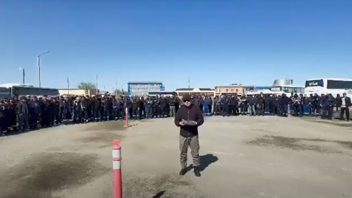 Teńiz kenishinde jalaqy daýy: 140-tan astam jumysshy talap qoidy