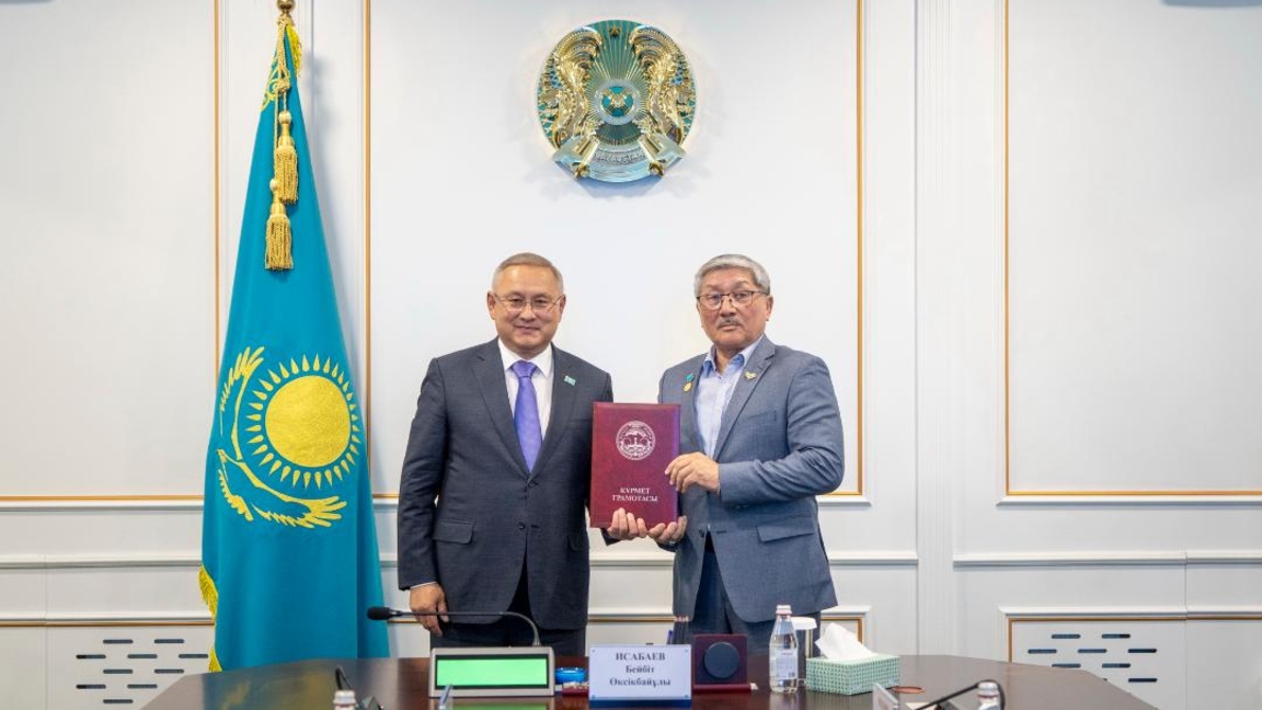 جەتٸسۋ وبلىسىنىڭ ەكٸمٸ مەملەكەتتٸك سىيلىق يەگەرٸ جانۇزاق مٷسەپٸردٸ ماراپاتتادى