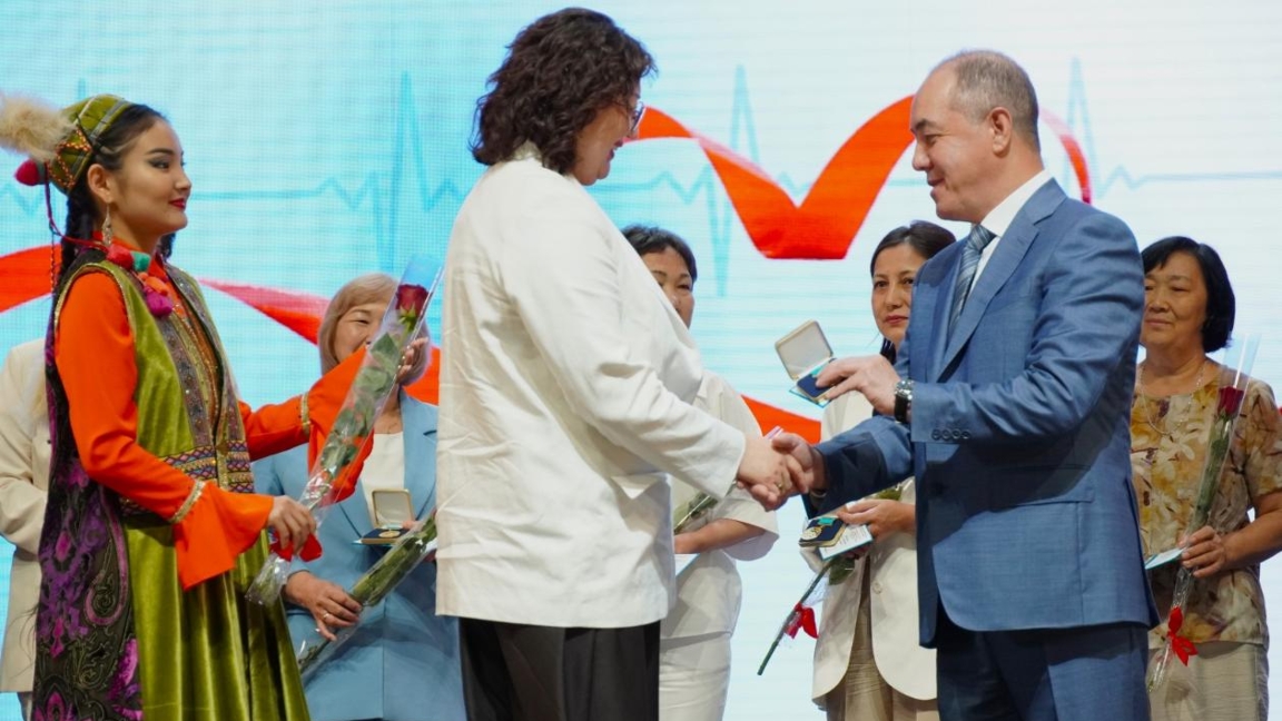 ناريمان تٶرەعاليەۆ مەديتسينا قىزمەتكەرلەرٸن كەسٸبي مەرەكەلەرٸمەن قۇتتىقتادى