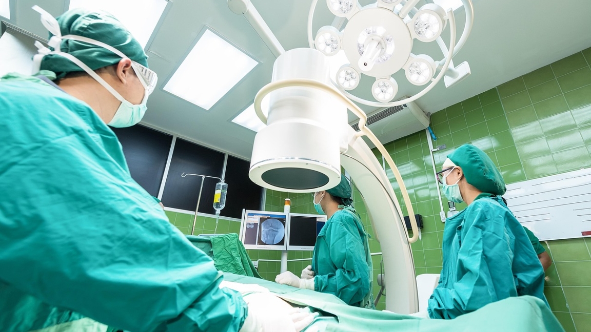 Almatyda alǵash ret eki adamǵa kózdiń qasań qabyǵy transplantatsiialandy