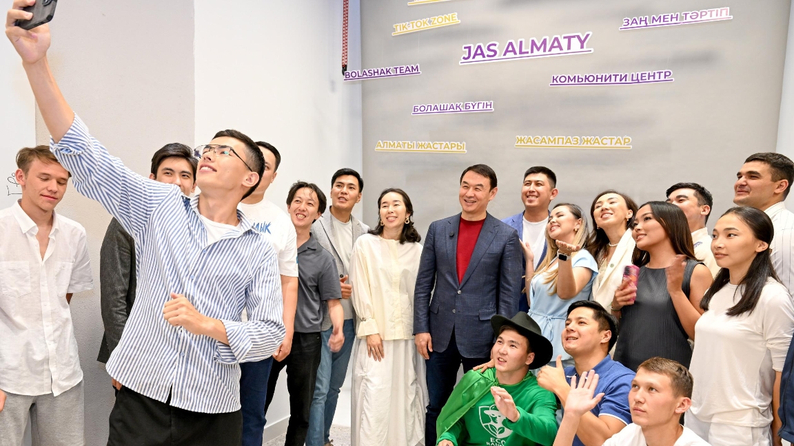 "Jumys tabý, kásibi damý, ekologiialyq bastamalarǵa qatysý": Almaty ákimi jastarmen kezdesti