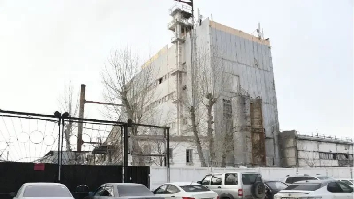 Astana turǵyndary ýly zaýyttyń jumysyna shaǵymdanyp, sheneýniktermen kezdesti