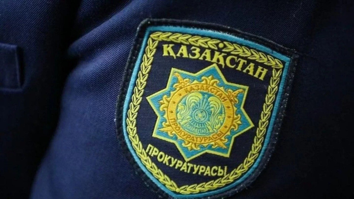 Qyzmetin saýdaǵa salǵan eks-prokýrordyń ailasy áshkerelendi