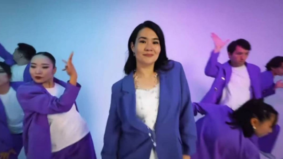 TikTok جۇلدىزىنا اينالعان مەكتەپ ديرەكتورى قىزمەتٸنەن كەتەتٸنٸن مەلٸمدەدٸ