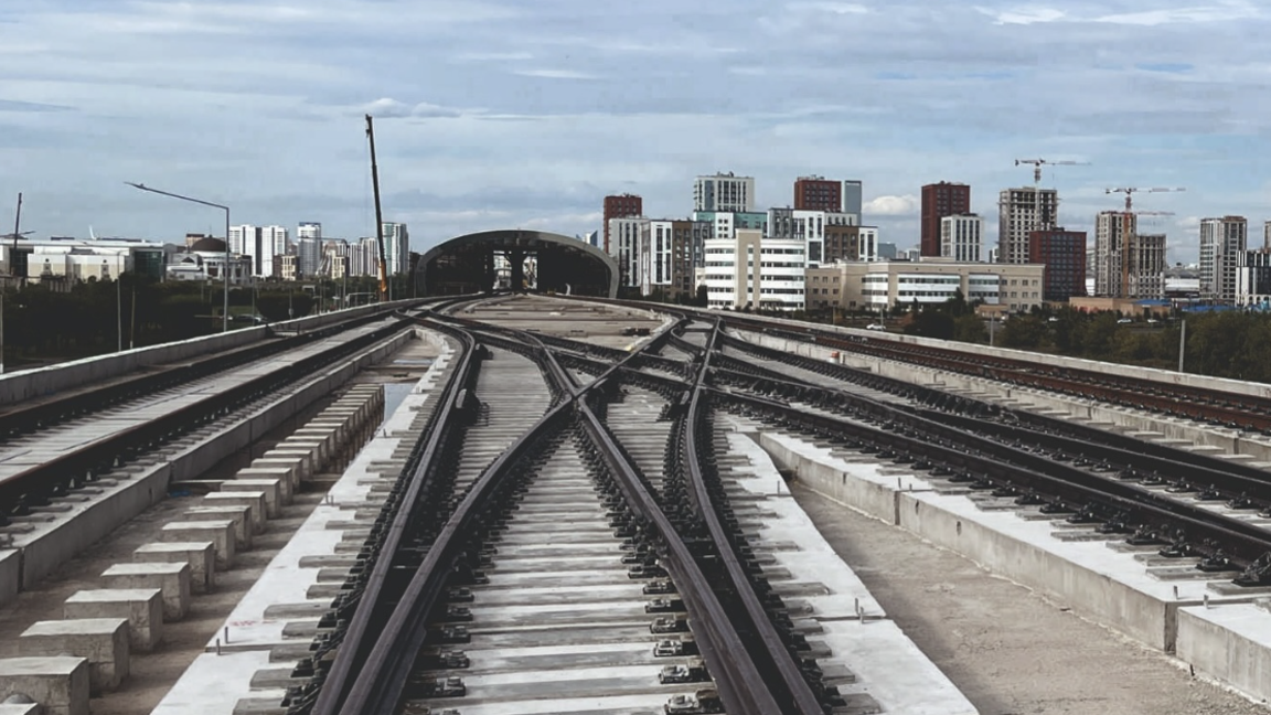 Astanadaǵy LRT negizgi jelisinde rels tóseý jumystary aiaqtaldy