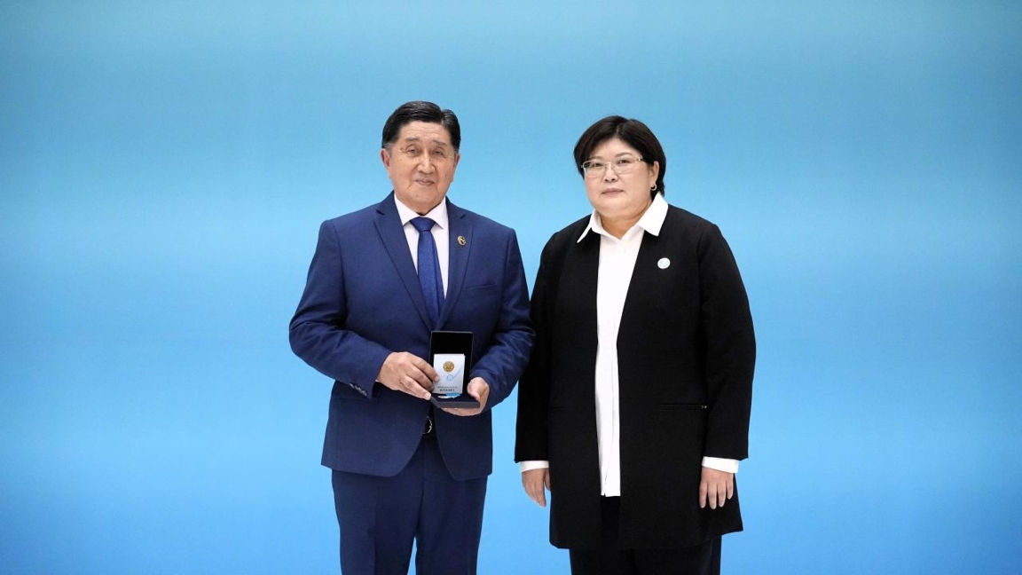 استانادا پرەزيدەنت اتىنان كونستيتۋتسييانىڭ 30 جىلدىعىنا ارنالعان مەرەيتويلىق مەدالدار تابىستالدى