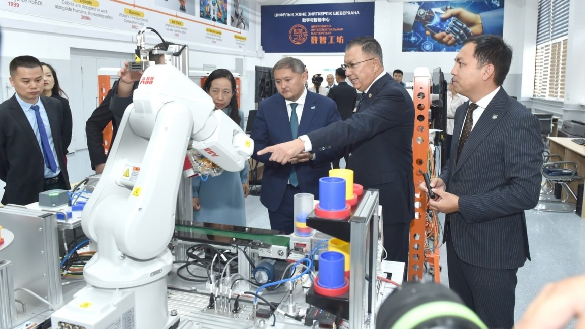 QazUÝ-da zamanaýi robototehnika ortalyǵy iske qosyldy