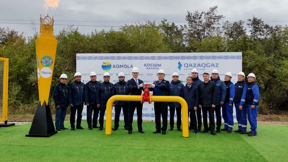 Memleket basshysy telekópir arqyly Qosshy qalasyn tabiǵi gazǵa qosý rásimine qatysty