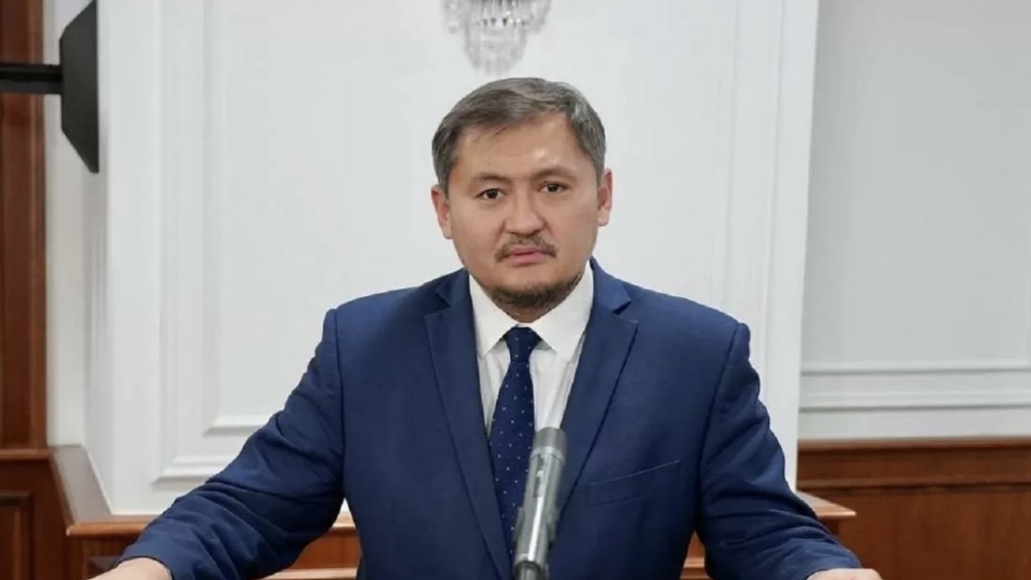 Ministr Saiasat Nurbek latyn álipbiiniń sońǵy nusqasy nege bekitilmei jatqanyn túsindirdi