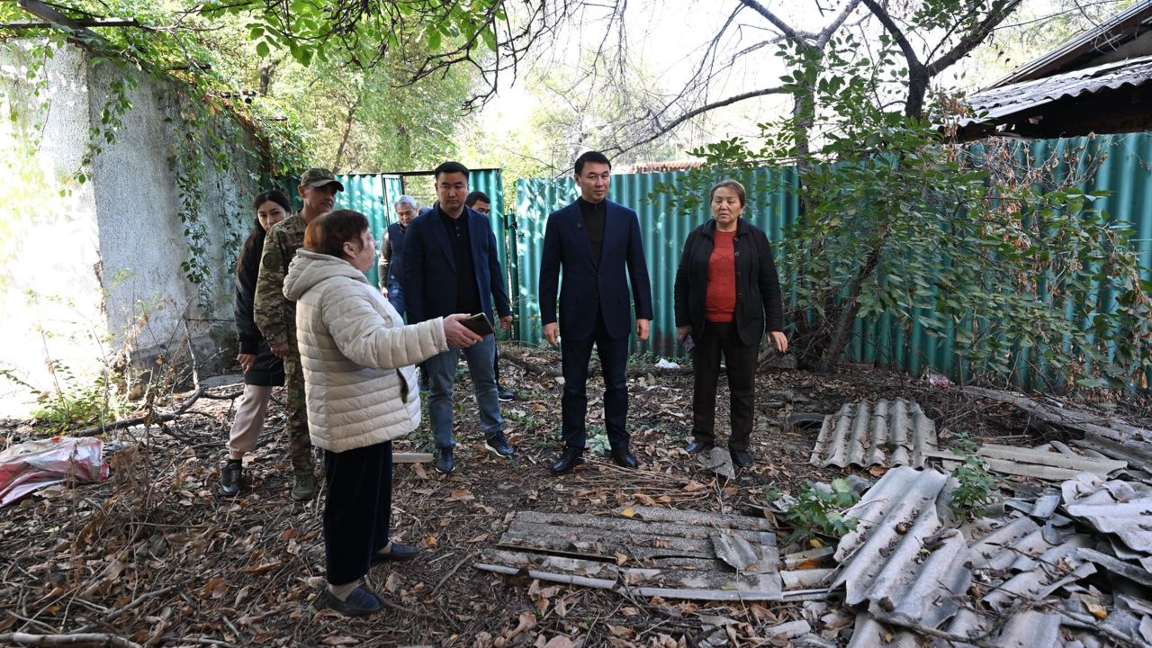 Darhan Satybaldy eski úilerde turatyn azamattardyń kóshý máselesin jeke baqylaýyna aldy