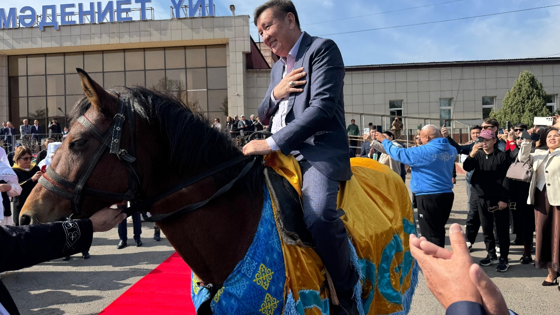 Belgili akter Bekjan Turystyń 60 jas mereitoiy týǵan jerinde toilanyp jatyr