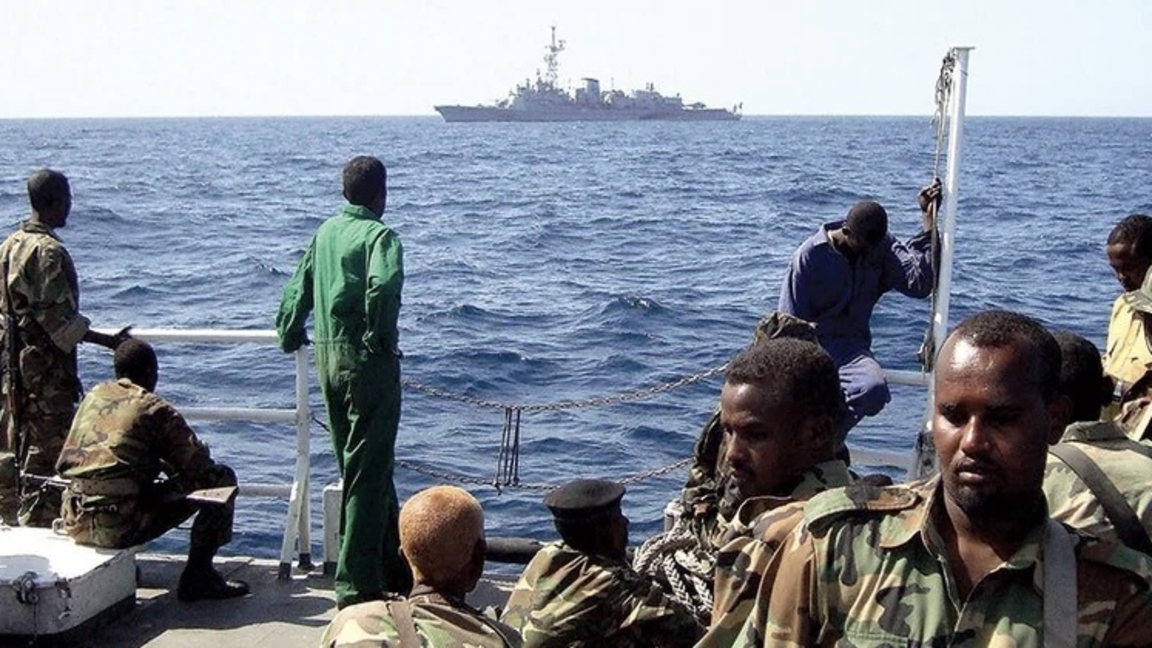 ٷندٸ مۇحيتىندا تەڭٸز قاراقشىلارى مۇناي تاسىمالدايتىن جٷك كەمەسٸن باسىپ الدى — Bloomberg
